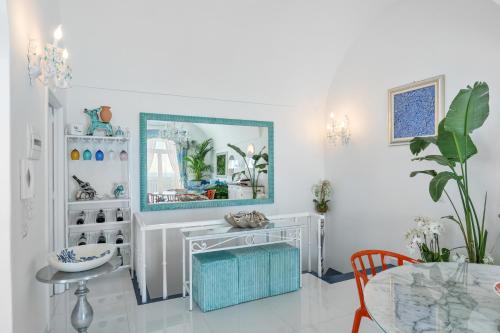 a white room with a mirror and a table at Villa Navarra in Praiano