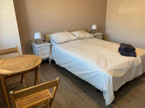 - une chambre avec un lit, une table et une chaise dans l'établissement Comme Che(z)Lui, à Spa