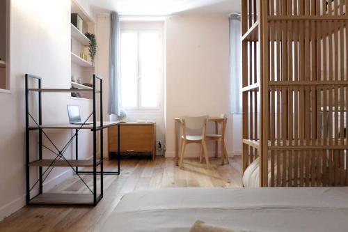 Cette chambre comprend un bureau et une table avec une chaise. dans l'établissement Central coeur de Marseille-Wifi haut débit, bureau, à Marseille
