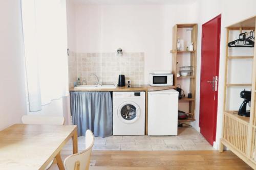 une cuisine avec une machine à laver et un évier dans l'établissement Central coeur de Marseille-Wifi haut débit, bureau, à Marseille