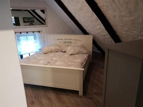 1 cama con 2 almohadas en una habitación en Ferienhaus Oak-Tree-Cottage, en Beverstedt