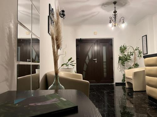 sala de estar con mesa y sillas en Guesthouse Villa Stanger 2 en Lovran