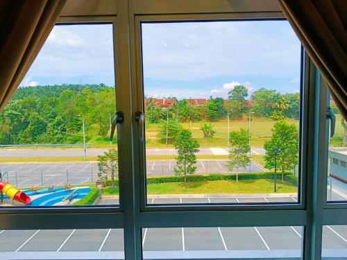 uma janela com vista para um campo de ténis em Kulai Apartment 5BR11Pax near IOI, Aeon and Senai Airport em Kulai
