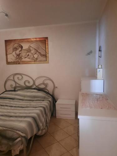 - une chambre avec un lit et une peinture murale dans l'établissement Villa Anna, à Massarosa