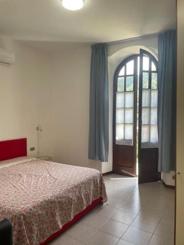 - une chambre avec un lit, une fenêtre et une porte dans l'établissement A casa di Atti, à Biassa
