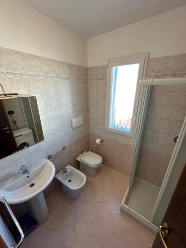 e bagno con lavandino, servizi igienici e doccia. di Residence Diana Frontemare - Agenzia Cocal a Caorle