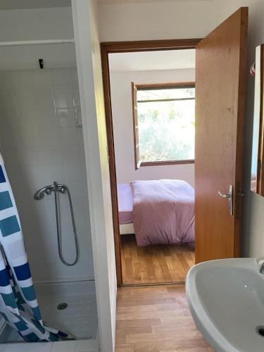 une salle de bain avec une douche, un lavabo et une baignoire dans l'établissement Appartement au fond du jardin, à Saint Jean du Pin