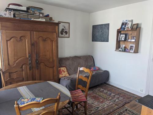 un salon avec un lit et un canapé dans l'établissement Boucicaut FAR, à Fontenay-aux-Roses