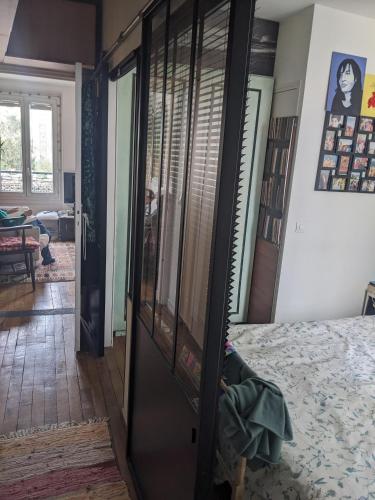 une pièce avec une porte menant à une chambre dans l'établissement Boucicaut FAR, à Fontenay-aux-Roses