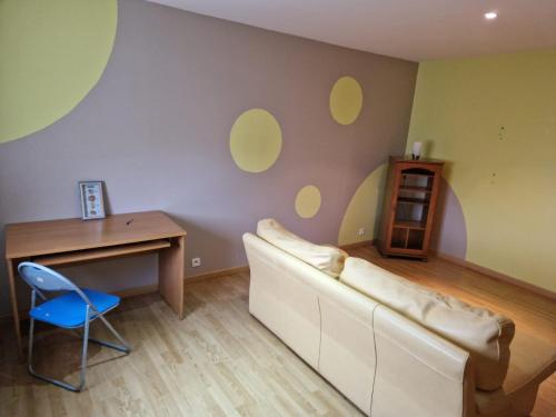 un salon avec un canapé et une table dans l'établissement Appartement à l étage d une maison en pleine campagne, à Métairies-Saint-Quirin