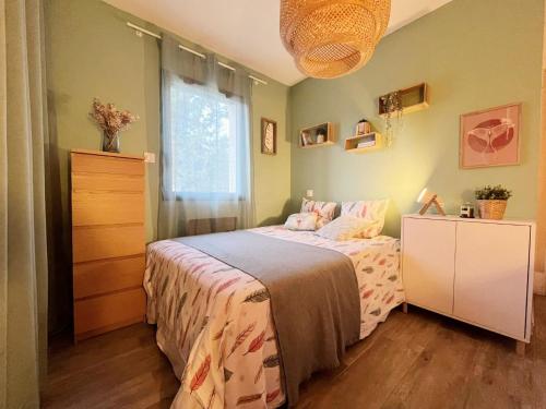 une chambre avec un lit, une commode et une fenêtre dans l'établissement Parenthèse en Provence, à Saint-Saturnin-lès-Apt