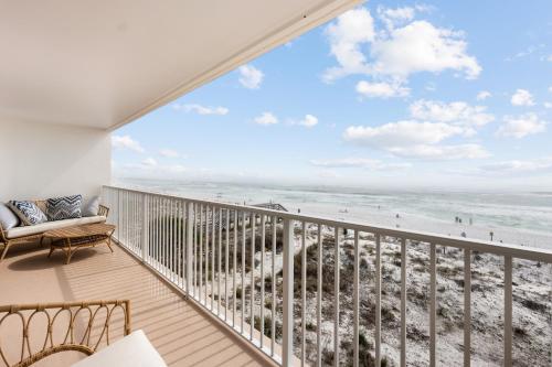 フォート・ウォルトン・ビーチにあるSeaGlass - Oceanfront with expansive balconyのビーチを望むバルコニー