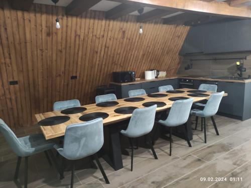 una sala de conferencias con mesa de madera y sillas en Cabana NucA-Frame, en Satu Nou de Jos