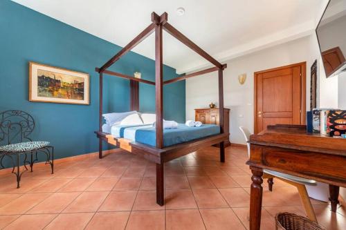sypialnia z łóżkiem z baldachimem i pianinem w obiekcie San Giorgio Apartment w Bolonii