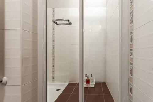ボローニャにあるSan Giorgio Apartmentのバスルーム(ガラスドア付きのシャワー付)
