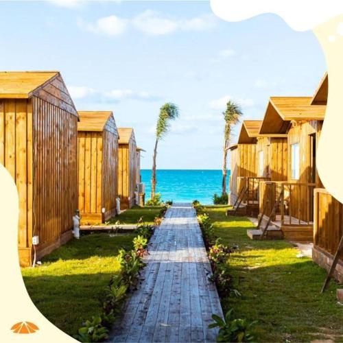 Safy Bay Resort في العلمين: مسار بالحصى يؤدي إلى صف من المنازل على الشاطئ