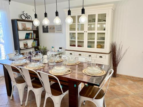 ein Esszimmer mit Tisch und Stühlen in der Unterkunft Villa les cigales - Paisible avec piscine in Mas-Saintes-Puelles