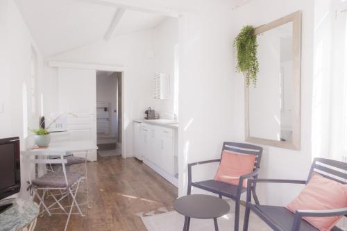 un salon avec des chaises et une table et une cuisine dans l'établissement Domaine de l’Orangerie - Le Colombier, à Boissise-la-Bertrand