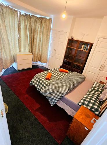 1 dormitorio con 2 camas y ventana en Wolves Living en Bushbury