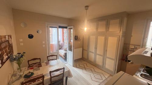 une cuisine et une salle à manger avec une table et des chaises dans l'établissement T3 + VÉRANDA A STRASBOURG, à Strasbourg