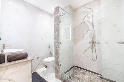 uma casa de banho com um chuveiro, um WC e um lavatório. em New! Guéliz , Modern , Terrasse em Marrakech