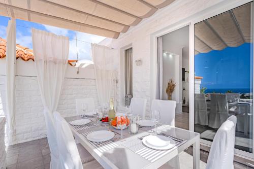 Φωτογραφία από το άλμπουμ του BuenaVista Romantic Bungalow in Costa Adeje σε Adeje