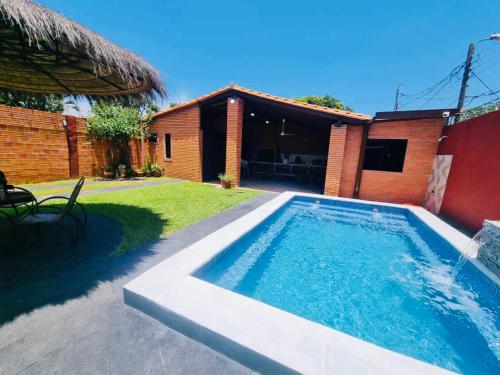 Luque的住宿－Hospedaje Confortable en Luque，一座房子的院子内的游泳池