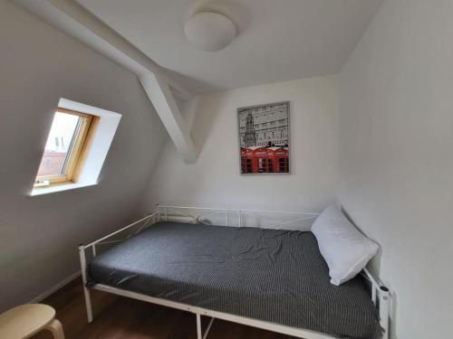 1 dormitorio con 1 cama en la esquina de una habitación en 2-Zimmer-Apartment mit Aussicht!, en Stuttgart