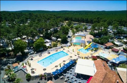 une vue aérienne d'un complexe avec piscine dans l'établissement A la brise du Ferret, à Lège-Cap-Ferret