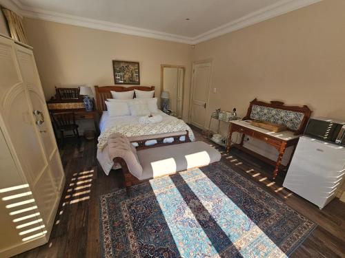The Rose Room في هيلتون: غرفة نوم بسرير كبير وطاولة