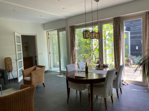 a dining room with a table and chairs at Vakantiehuis De Zeeuwse Schuur in de Zak van Zuid-Beveland in Heinkensand