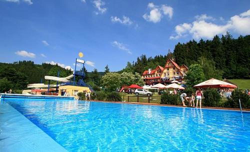 奧斯特拉維採的住宿－Bungalovy Sepetná，度假村内的大型蓝色游泳池