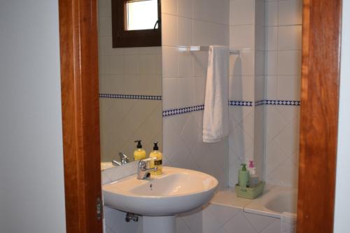 bagno con lavandino e vasca di Estudio Fibes-Palacio a Siviglia