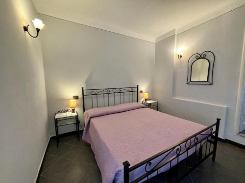una camera con un letto e una coperta rosa di Il giardino degli ulivi a Levanto
