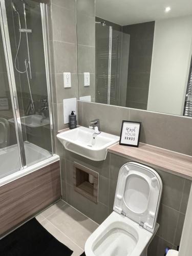 een badkamer met een toilet en een wastafel bij Lovely Private double room in Barking