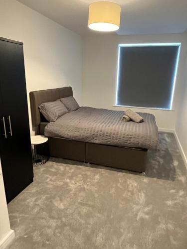 een slaapkamer met een bed en een flatscreen-tv bij Lovely Private double room in Barking