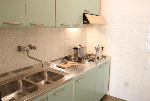 A kitchen or kitchenette at Comfy flat just 80m from the beach
