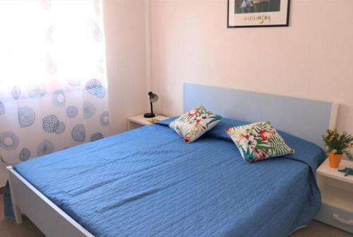 A bed or beds in a room at Comfy flat just 80m from the beach