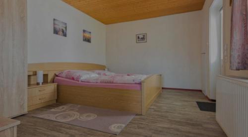 um pequeno quarto com uma cama num quarto em Ferienwohnungen Wald und Wasser Fam.Schurat em Feldberg