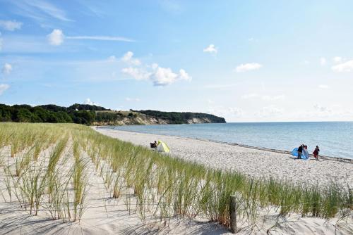 ゲーレンにあるStrandhaus Goehrenの海岸を歩く人々