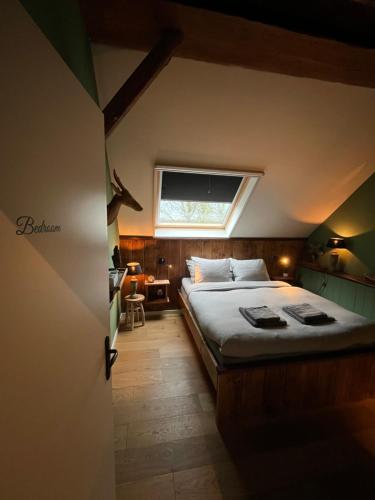 - une chambre avec un grand lit et une fenêtre dans l'établissement Residence 1898, à Odoornerveen
