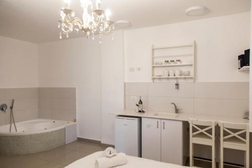 Baño blanco con bañera y lavamanos en Hadas Villa Spa Yavne'el by Sea N' Rent, en Yavneʼel