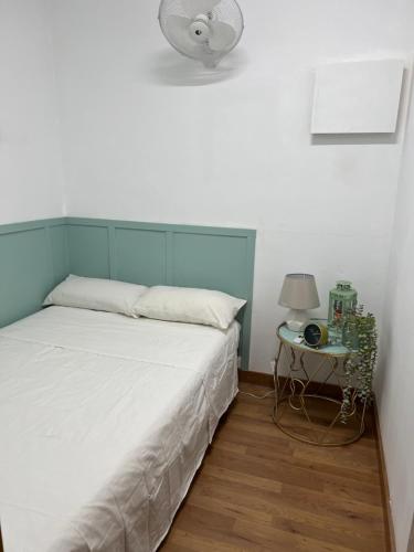 a bedroom with a bed and a table with a lamp at Apartamento Villa Caracol in Cunit