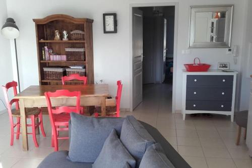 een woonkamer met een tafel en een eetkamer bij Appart 2 pers, la montagne en ville, avec garage in Oloron-Sainte-Marie