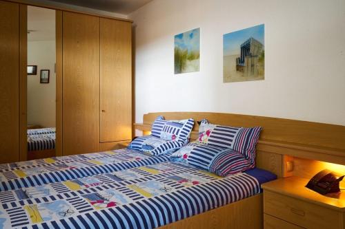 um quarto com uma cama com duas almofadas em Atlantic 05 em Grömitz