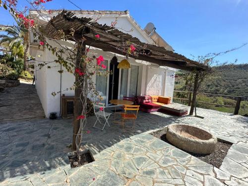 Το κτήριο όπου στεγάζεται  the country house
