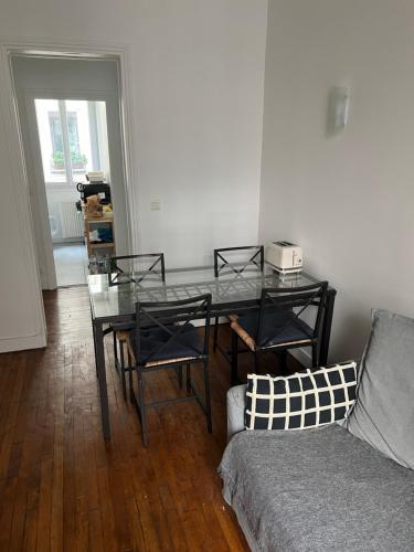 un salon avec une table en verre et un canapé dans l'établissement Paris - Champs Élysées - Arc de Triomphe, à Paris