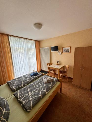 Pension Hönel-Hof Bad Schandau tesisinde bir odada yatak veya yataklar