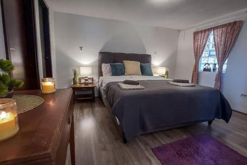 Postel nebo postele na pokoji v ubytování Beautiful apartment for two with a pool