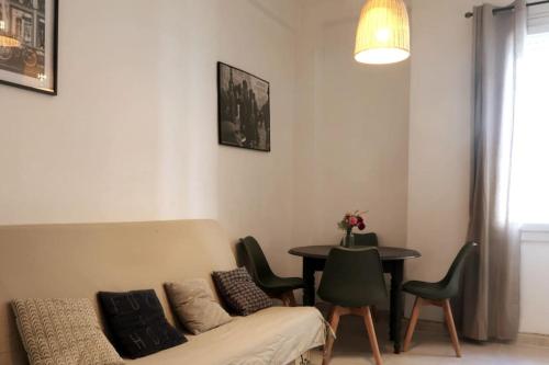 un salon avec un canapé et une table dans l'établissement Cosy Catalan, à 50m de la plage, à Marseille